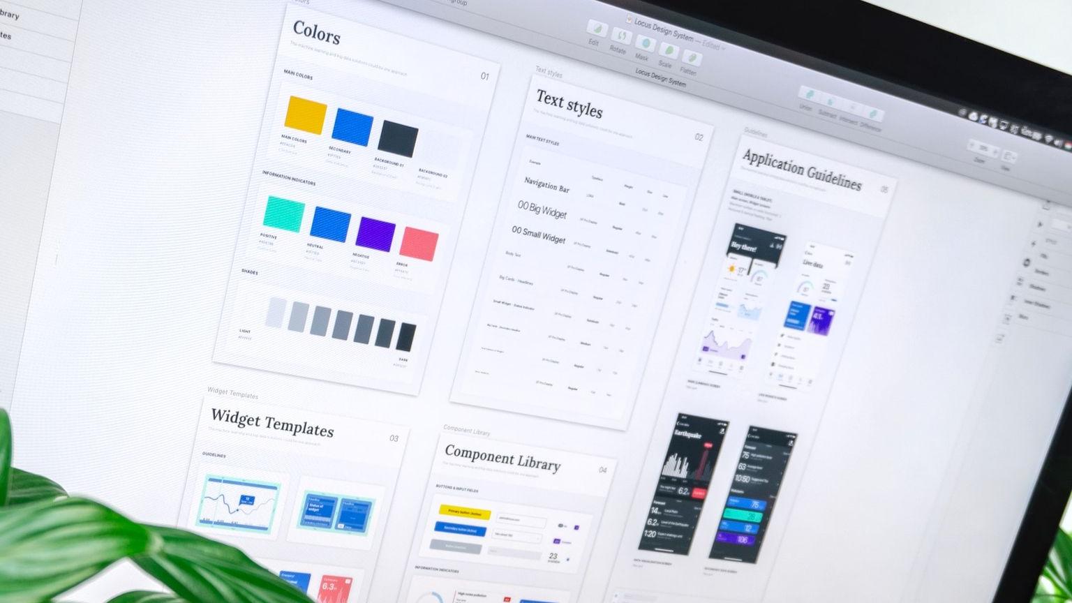 silver iMac displaying color gradient